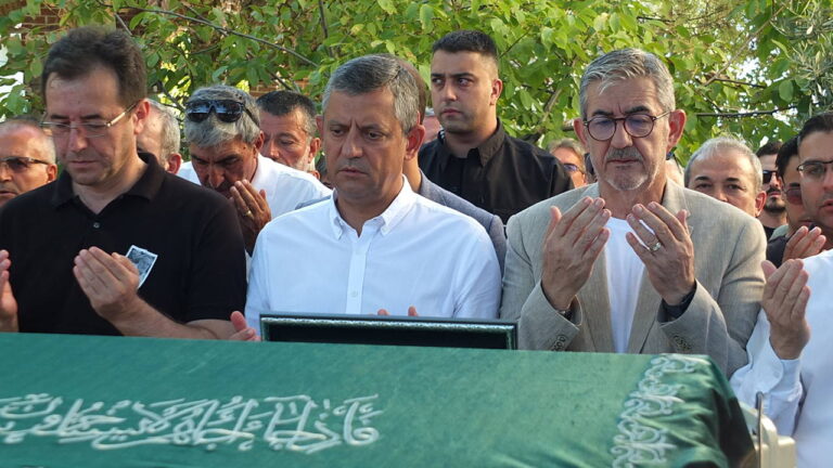 ozgur-ozel-burhaniyede-cenaze-torenine-katildi-KEatpbuq.jpg