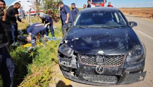 mardinde otomobil ile motosikletin carpistigi kazada 1 kisi yaralandi MmCT8nbU.jpg