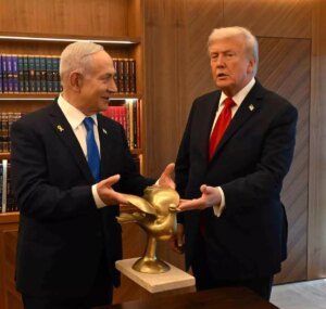 netanyahu trumpa altin guvercin hediye etti mkGfvFqz.jpg